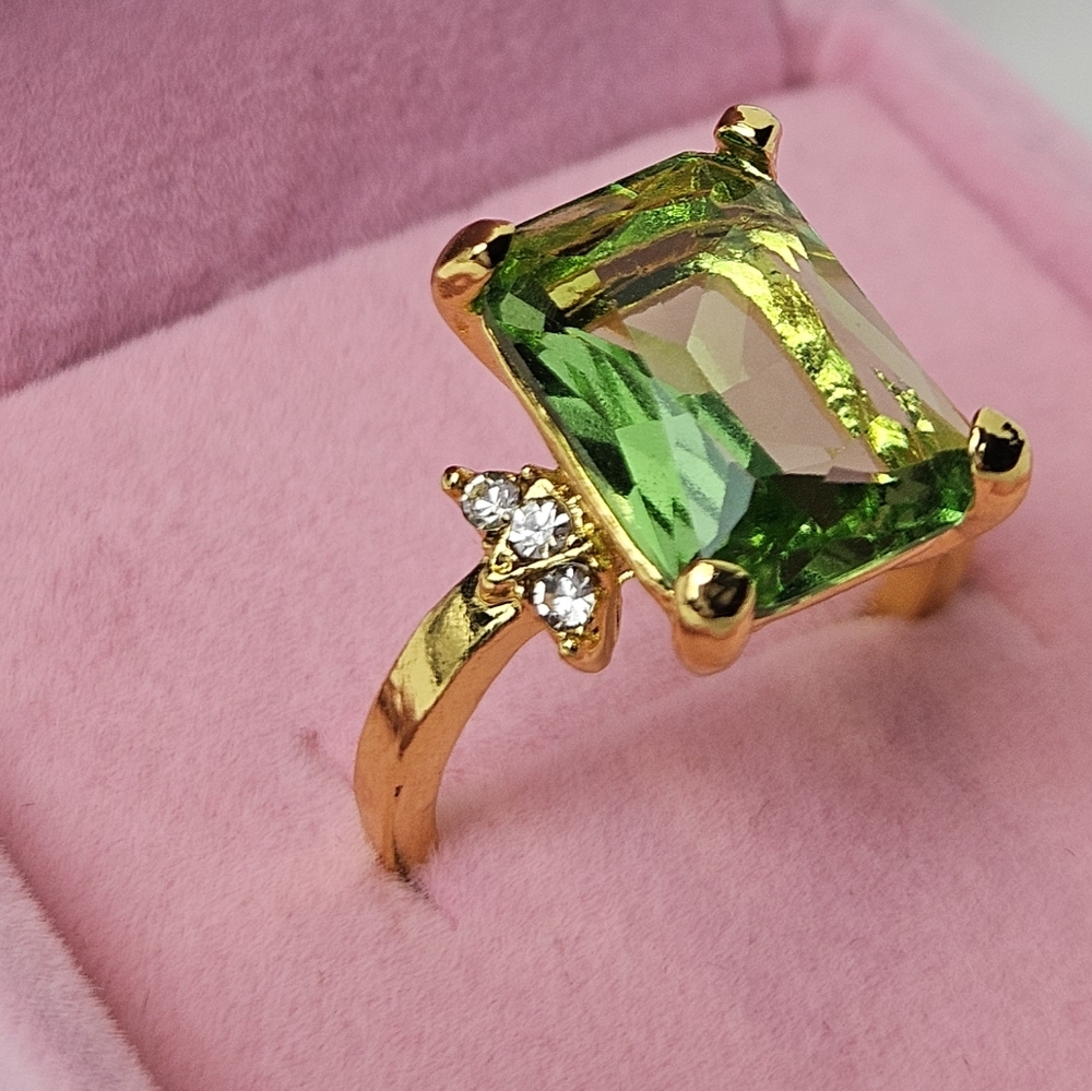 (NWOT) Elegant Green Gemstone Ring Gold Tone
